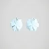 boucles-d-oreilles-blanches-fleurs-dos Boucles d'oreilles en forme de fleurs blanches pour oreilles percées avec tige en acier inoxydable, vue de dos.