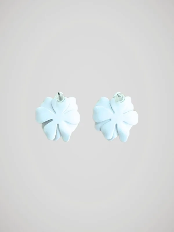 boucles-d-oreilles-blanches-fleurs-dos Boucles d'oreilles en forme de fleurs blanches pour oreilles percées avec tige en acier inoxydable, vue de dos.