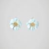 Boucles d'oreilles en forme de fleurs blanches pour oreilles percées avec tige en acier inoxydable, vue de face.