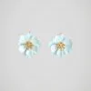 boucles-d-oreilles-blanches-fleurs-face Boucles d'oreilles en forme de fleurs blanches pour oreilles percées avec tige en acier inoxydable, vue de face.