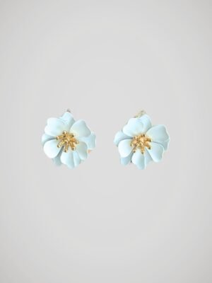 Boucles d'oreilles en forme de fleurs blanches pour oreilles percées avec tige en acier inoxydable, vue de face.