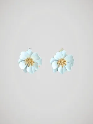 Boucles d'oreilles en forme de fleurs blanches pour oreilles percées avec tige en acier inoxydable, vue de face.