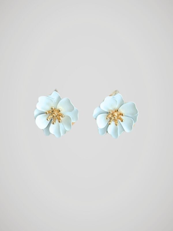 Boucles d'oreilles en forme de fleurs blanches pour oreilles percées avec tige en acier inoxydable, vue de face.