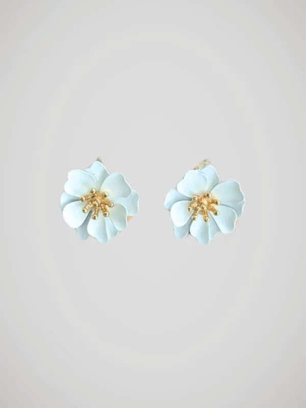 boucles-d-oreilles-blanches-fleurs-face Boucles d'oreilles en forme de fleurs blanches pour oreilles percées avec tige en acier inoxydable, vue de face.