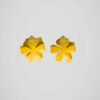 Boucles d'oreilles en forme de fleurs jaunes pour oreilles percées avec tige en acier inoxydable, vue de dos.