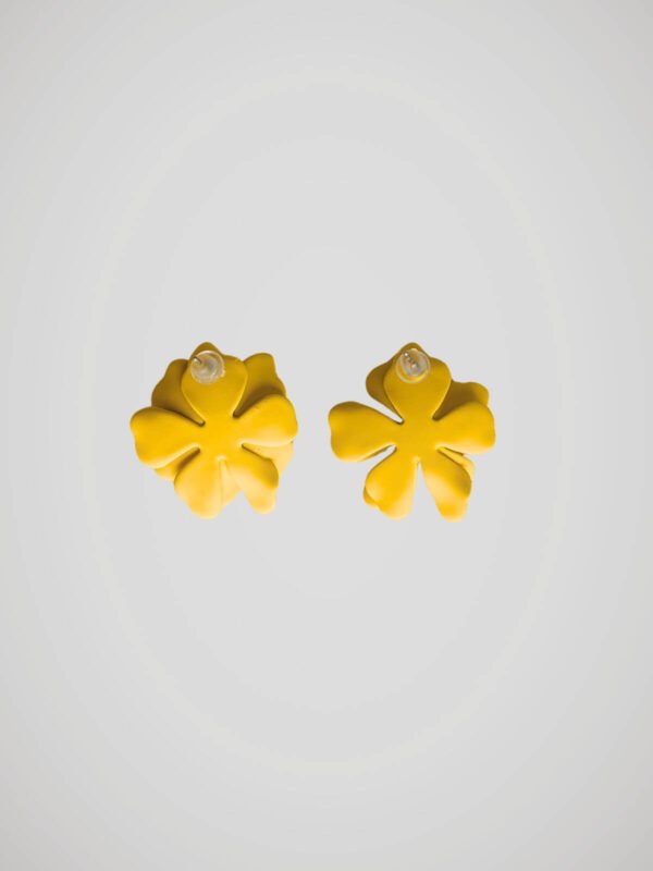 Boucles d'oreilles en forme de fleurs jaunes pour oreilles percées avec tige en acier inoxydable, vue de dos.