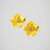 Boucles d'oreilles en forme de fleurs jaunes pour oreilles percées avec tige en acier inoxydable, vue de face.