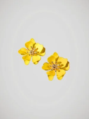 boucles-d-oreilles-fleurs-jaune-face Boucles d'oreilles en forme de fleurs jaunes pour oreilles percées avec tige en acier inoxydable, vue de face.