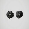 Boucles d'oreilles en forme de fleurs noires pour oreilles percées avec tige en acier inoxydable, vue de dos.
