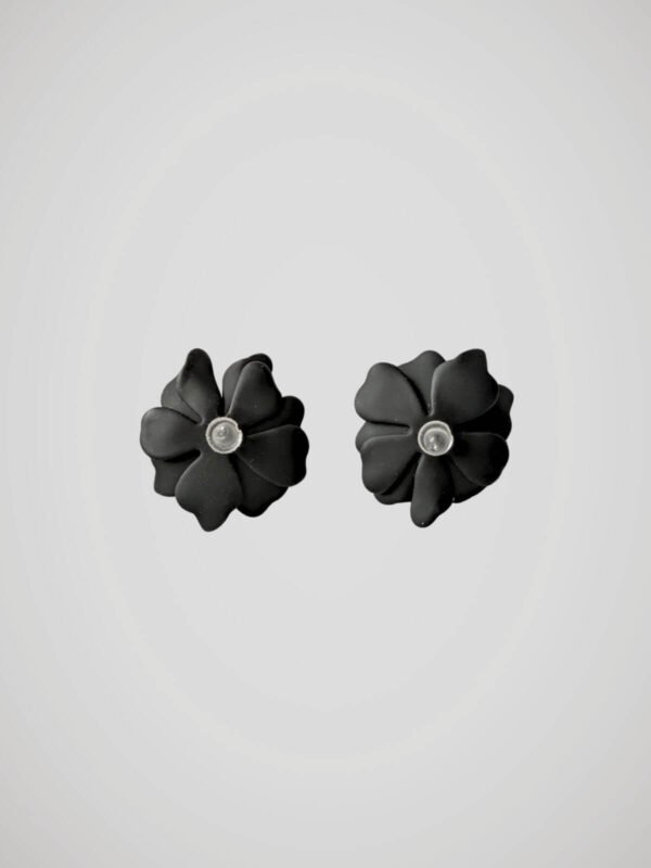 Boucles d'oreilles en forme de fleurs noires pour oreilles percées avec tige en acier inoxydable, vue de dos.