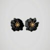 Boucles d'oreilles en forme de fleurs noires pour oreilles percées avec tige en acier inoxydable, vue de face.