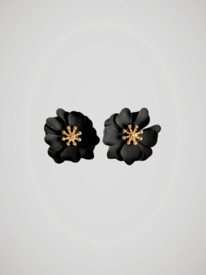 Boucles d'oreilles en forme de fleurs noires pour oreilles percées avec tige en acier inoxydable, vue de face.