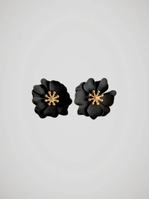boucles-d-oreilles-fleurs-noires-face Boucles d'oreilles en forme de fleurs noires pour oreilles percées avec tige en acier inoxydable, vue de face.