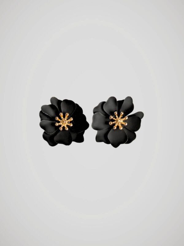 Boucles d'oreilles en forme de fleurs noires pour oreilles percées avec tige en acier inoxydable, vue de face.