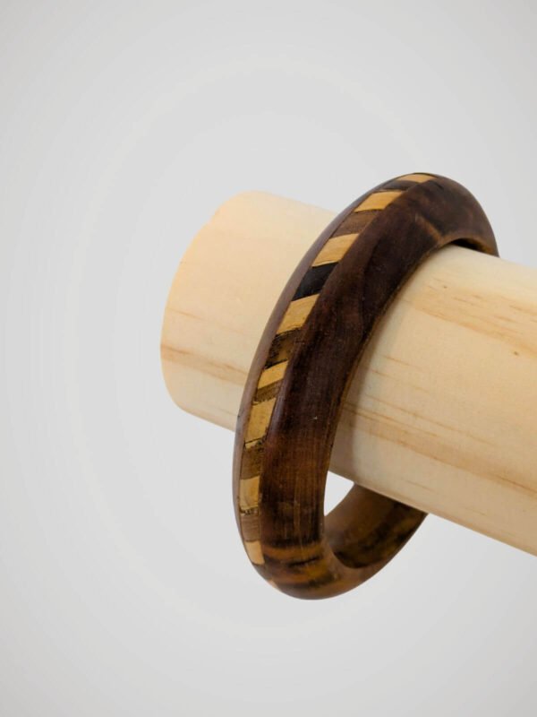 Bracelet jonc en bois marqueté, vintage, vue de côté.