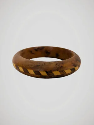 Bracelet jonc en bois marqueté, vintage, vue de face.