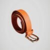 Ceinture en cuir de couleur marron acajou, vue de côté.
