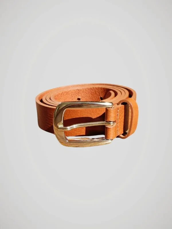 ceinture-cuir-acajou-face Ceinture en cuir de couleur marron acajou, vue de face.