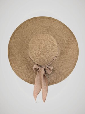 Chapeau de paille large pour femme, style bohème pour l'été, orné d'un noeud, vue de face.