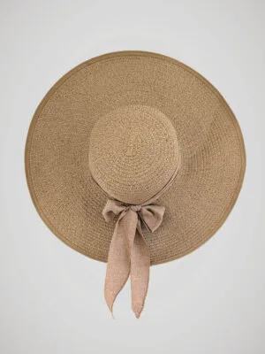 Chapeau de paille large pour femme, style bohème pour l'été, orné d'un noeud, vue de face.