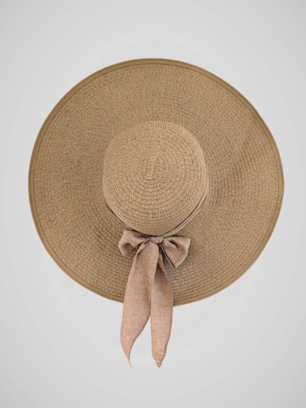 Chapeau de paille large pour femme, style bohème pour l'été, orné d'un noeud, vue de face.