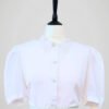 Chemise à manches courtes blanche à boutons nacrés, pour femme, vintage des années 80, vue de face.