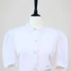 Chemise à manches courtes blanche à boutons nacrés, pour femme, vintage des années 80, vue de face.