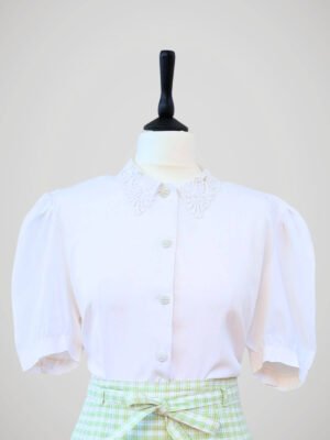 Chemise à manches courtes blanche à boutons nacrés, pour femme, vintage des années 80, vue de face.