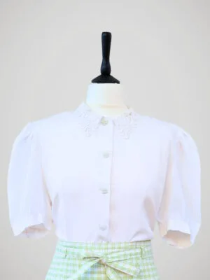 Chemise à manches courtes blanche à boutons nacrés, pour femme, vintage des années 80, vue de face.