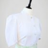 Chemise à manches courtes blanche à boutons nacrés, pour femme, vintage des années 80, vue de face de côté.