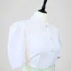 Chemise à manches courtes blanche à boutons nacrés, pour femme, vintage des années 80, vue de face de côté.