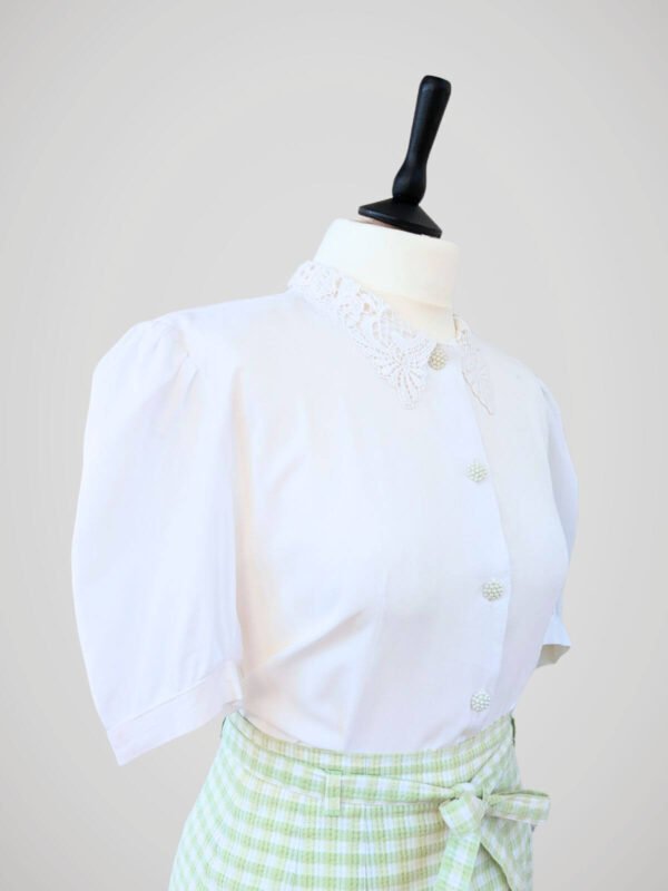 Chemise à manches courtes blanche à boutons nacrés, pour femme, vintage des années 80, vue de face de côté.