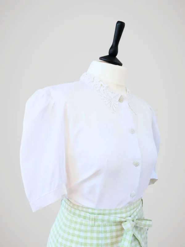 Chemise à manches courtes blanche à boutons nacrés, pour femme, vintage des années 80, vue de face de côté.
