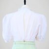 Chemise à manches courtes blanche à boutons nacrés, pour femme, vintage des années 80, vue de dos.