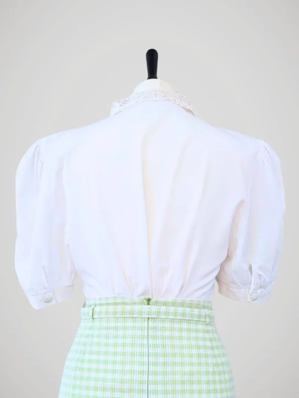 Chemise à manches courtes blanche à boutons nacrés, pour femme, vintage des années 80, vue de dos.