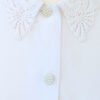 Zoom sur les boutons nacrés de la chemise à manches courtes blanche à boutons nacrés, pour femme, vintage des années 80.