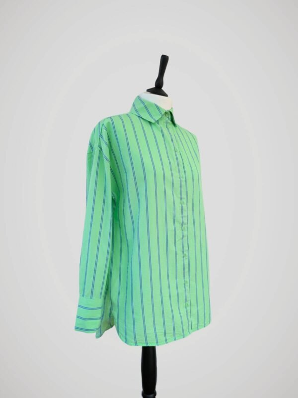 Chemise verte à rayures bleues marines, manches longues en coton pour femme, taille XS (en oversize), S et M, vue de côté.
