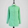 Chemise verte à rayures bleues marines, manches longues en coton pour femme, taille XS (en oversize), S et M, vue de face.