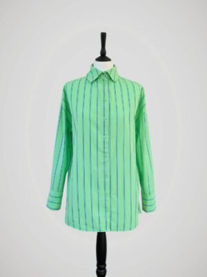 Chemise verte à rayures bleues marines, manches longues en coton pour femme, taille XS (en oversize), S et M, vue de face.