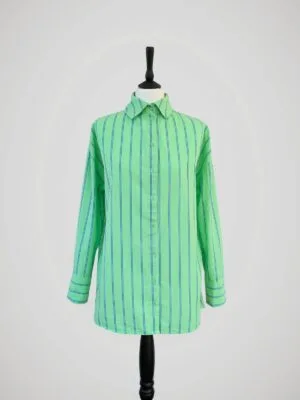chemise-en-coton-verte-a-rayures-bleues-femme-face Chemise verte à rayures bleues marines, manches longues en coton pour femme, taille XS (en oversize), S et M, vue de face.