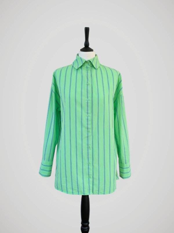 Chemise verte à rayures bleues marines, manches longues en coton pour femme, taille XS (en oversize), S et M, vue de face.