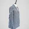 Chemise vichy bleu foncé et blanc, manches longues, griffée Maje, pour femme, taille S à M, vue de côté.