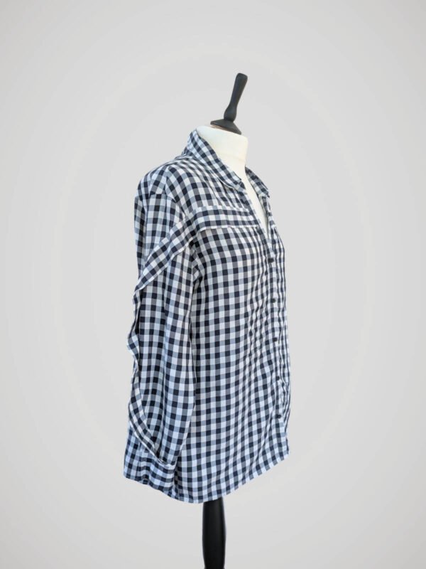 Chemise vichy bleu foncé et blanc, manches longues, griffée Maje, pour femme, taille S à M, vue de côté.