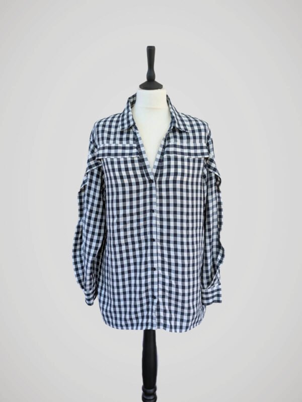 Chemise vichy bleu foncé et blanc, manches longues, griffée Maje, pour femme, taille S à M, vue de face.