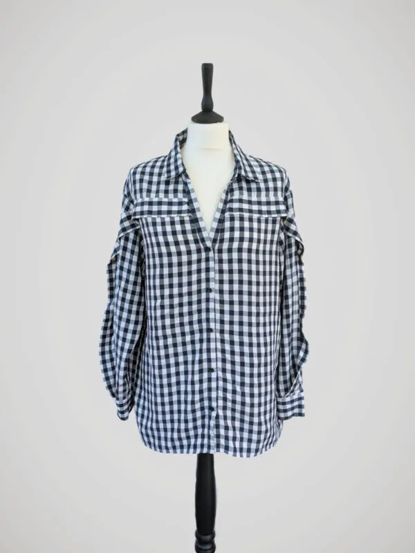 Chemise vichy bleu foncé et blanc, manches longues, griffée Maje, pour femme, taille S à M, vue de face.