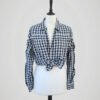 Chemise vichy bleu foncé et blanc, manches longues, griffée Maje, pour femme, taille S à M, vue de face et nouée à la taille.