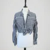 Chemise vichy bleu foncé et blanc, manches longues, griffée Maje, pour femme, taille S à M, vue de face et nouée à la taille.