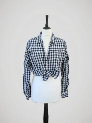 Chemise vichy bleu foncé et blanc, manches longues, griffée Maje, pour femme, taille S à M, vue de face et nouée à la taille.