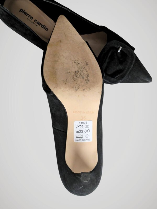 Paire d'escarpins noirs signée Pierre Cardin Diffusion, pour femme, en excellent état, vue de dessous.