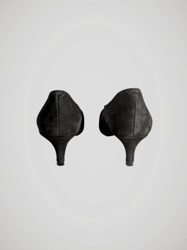 Paire d'escarpins noirs signée Pierre Cardin Diffusion, pour femme, en excellent état, vue de dos.